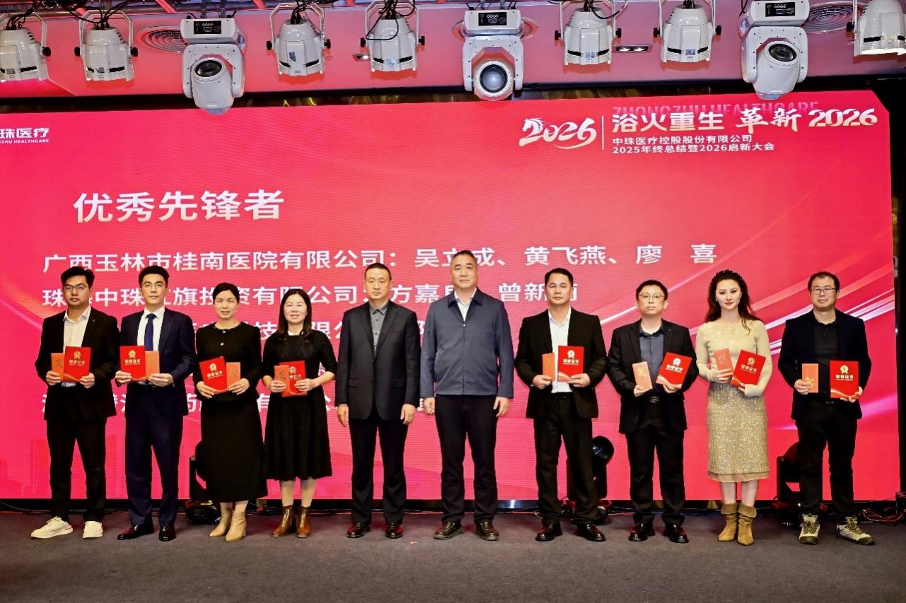 一群人站在一起
AI 生成的内容可能不正确。